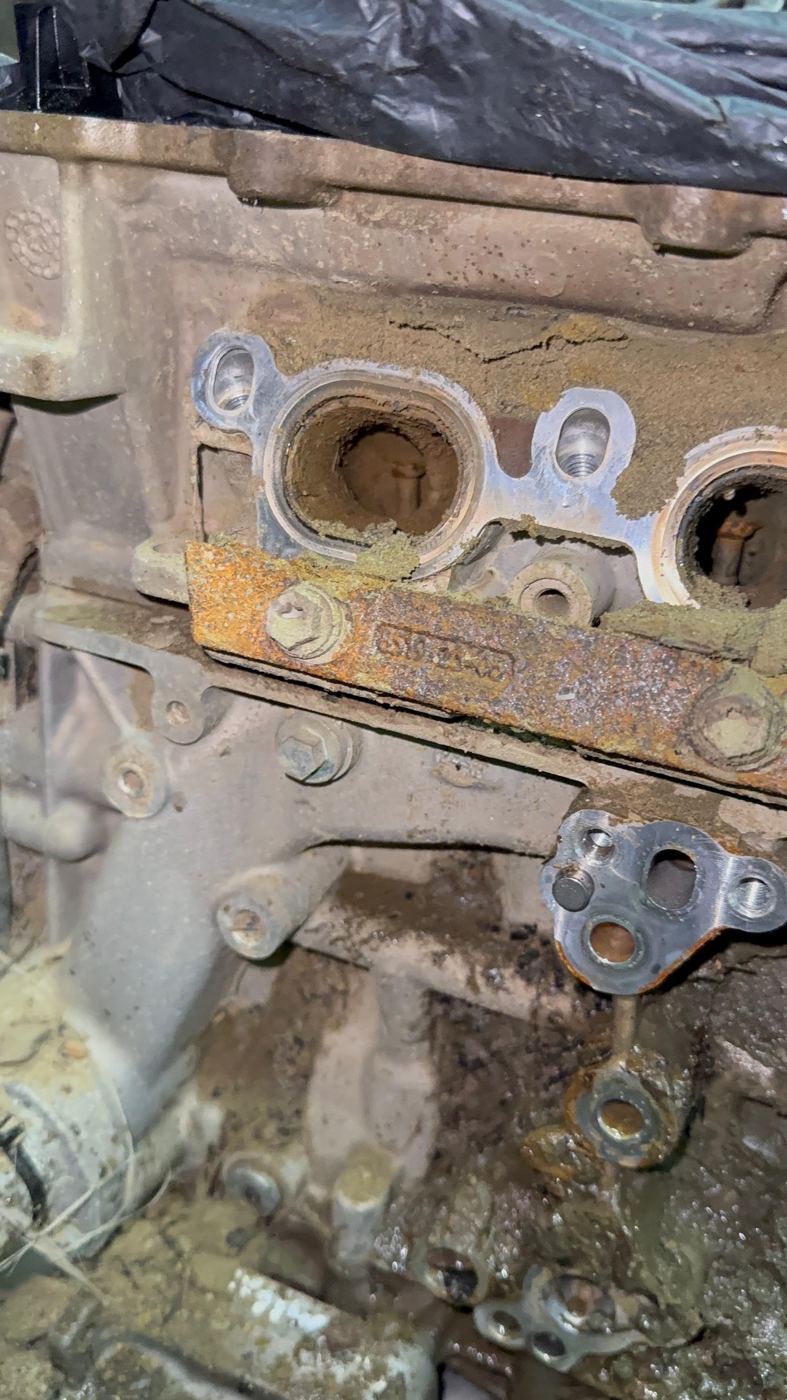 Motor desarmado en el banco de trabajo
