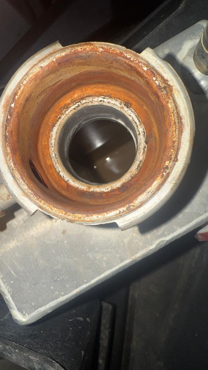 Detalle de una pieza con desgaste y óxido