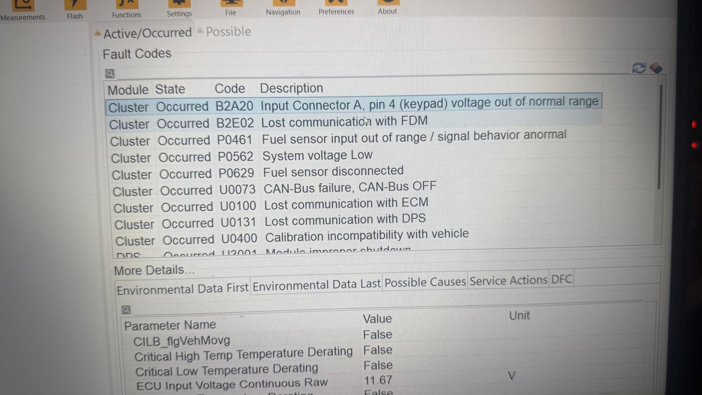 Pantalla de escáner con códigos de falla de un UTV