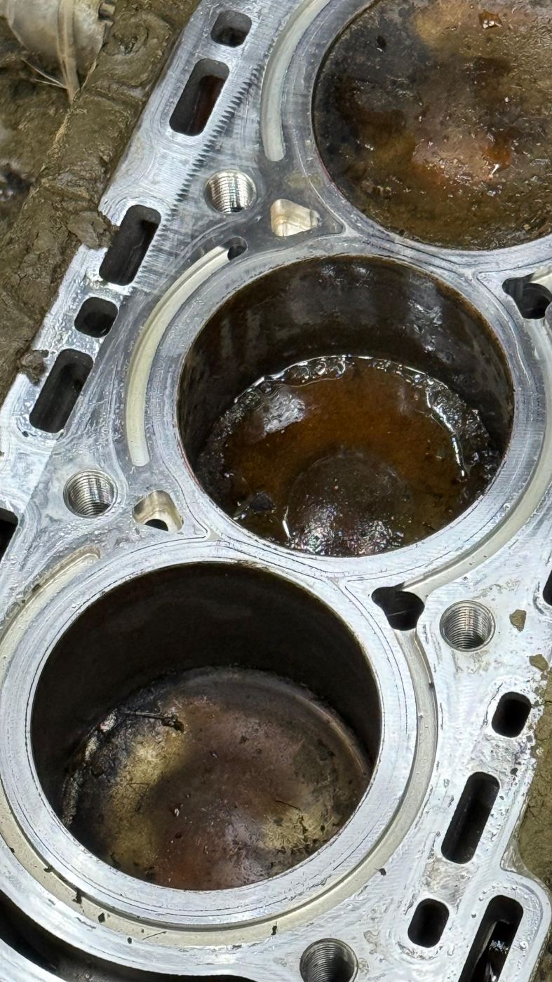 Bloque de motor con cilindros abiertos en reparación