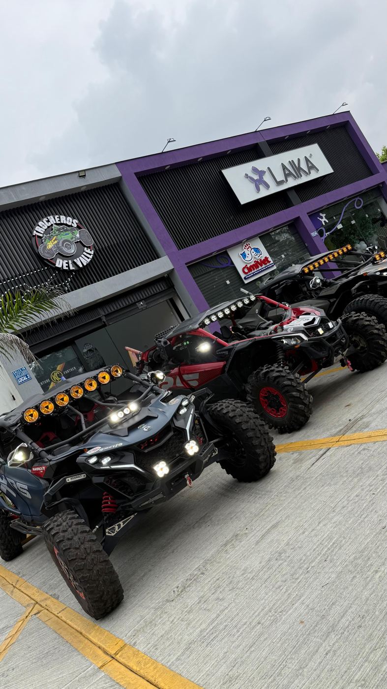 Fachada de Trocheros del Valle de día con UTVs parqueados